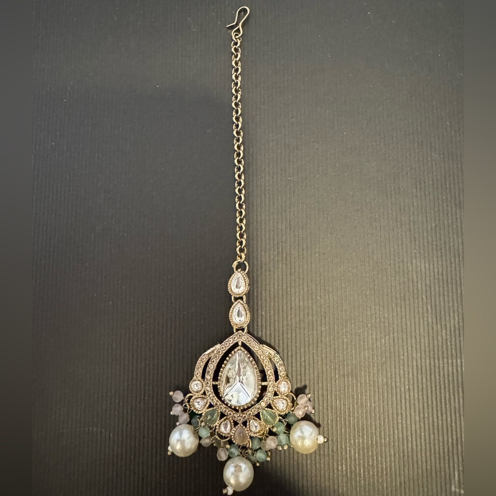 NWOT Diamond and Emerald Maang Tika Head Jewelry